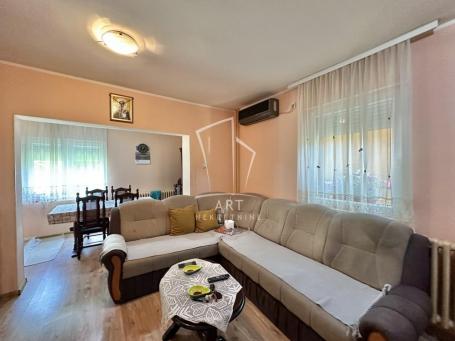 Surčin, Izuzetno lepa spratna kuća na 4,5 ari placa ID#11182