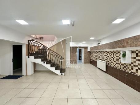 Lokal na odličnoj lokaciji, mereno 140 m2 garažno mesto uključeno u cenu ID#11664