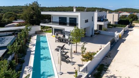 Kuća Prodaja - novoizgrađena, moderna i ekskluzivna vila s bazenom, Volme, Pula!