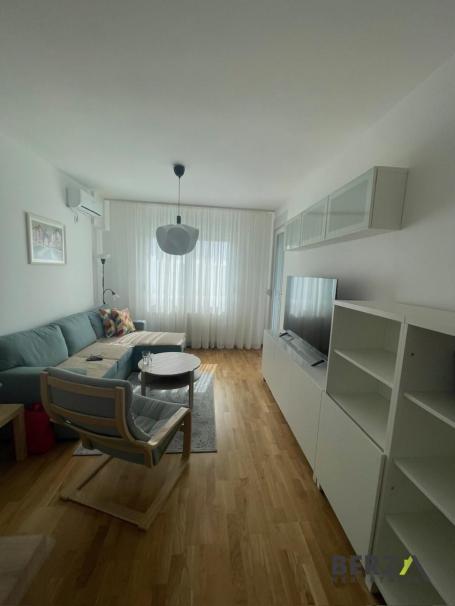 LEP, KOMPLETNO NAMEŠTEN DVOSOBAN STAN SA GARAŽNIM MESTOM U SQUARE GARDENU