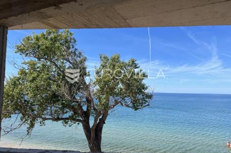 Otok Pag, plaža Perilo, trosoban stan u luksuznoj novogradnji PRVI RED DO MORA