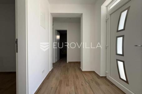 Osijek, Donji grad, trosoban dvorišni stan s parkingom, novogradnja, 53 m²
