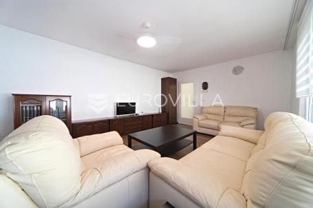 Osijek, Sjenjak, dvojna kuća s garažom, podrumom i odličnom lokacijom 130 m²