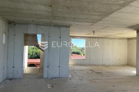 Otok Pag, plaža Perilo, trosoban stan u luksuznoj novogradnji PRVI RED DO MORA
