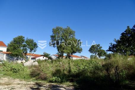 Krk, Njivice, građevinsko zemljište s građevinskom dozvolom 519 m², 500 m od mora