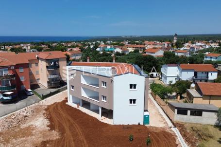 Istra, Peroj, moderan dvosoban stan u kvalitetnoj novogradnji s garažom