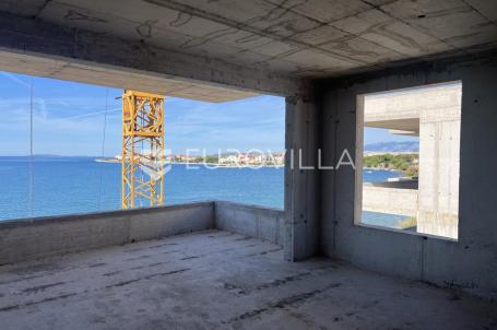 Otok Pag, plaža Perilo, trosoban stan u luksuznoj novogradnji PRVI RED DO MORA