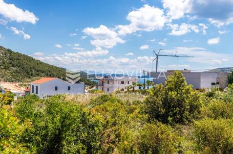Marina, građevinsko zemljište od 1800 m² na atraktivnoj lokaciji s pogledom na more