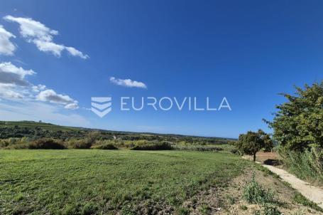 Istra, Buje, građevinsko zemljište B, 1036 m² na odličnoj lokaciji