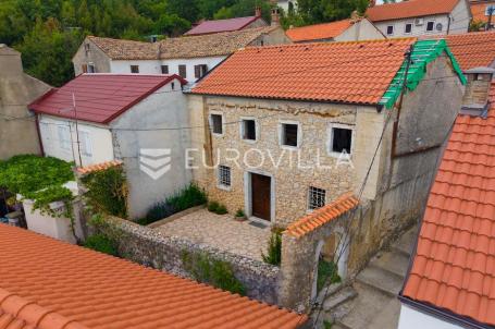 Kostrena, kamena primorska kamena kuća s započetom adaptacijom