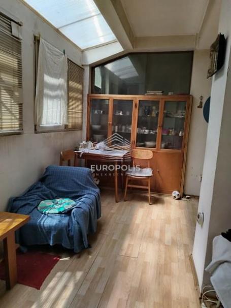 Stan sa investicionim potencijalom u centru Zemuna ID#7578