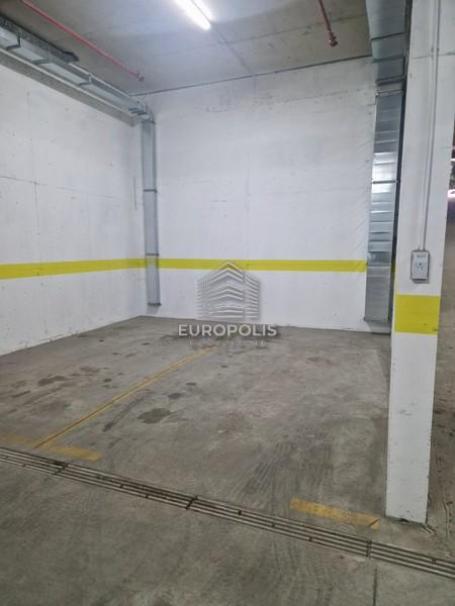 Više parking mesta između Cara Dušana i Ugrinovačke ID#7985