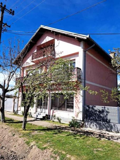 Prostrano domaćinstvo u Deču, nadomak centra naselja ID#9633