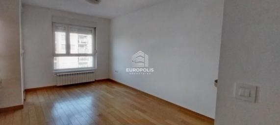 Odličan adaptibilan 1.0 stan u Zemunskim kapijama ID#9692