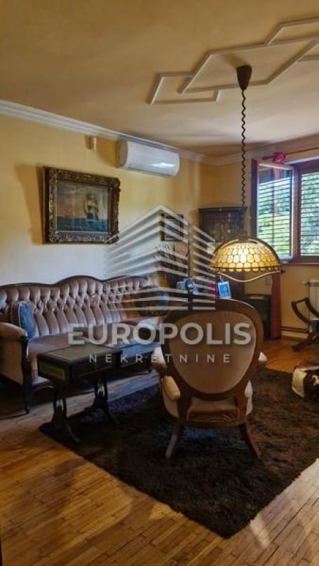 Lux kuća sa garažom i tri terase ID#9696