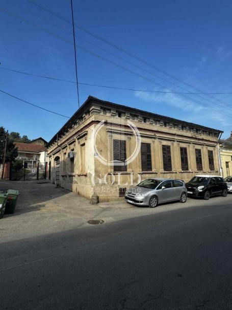 Salonska kuća sa poslovnim objektom u centru Sremskih Karlovaca. Uknjižena ID#10602