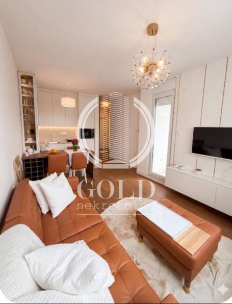 Izdaje se LUX 2.0 stan:Novi Sad-Socijalno, 700 eur ID#12024