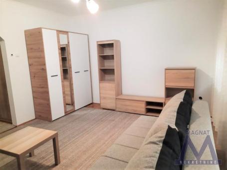Novi Sad, na odličnoj lokaciji u blizini Futoške pijace izdaje se nameštena garsonjera od 30m2 u vis