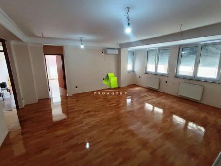 Lep, komforan trosoban stan na samo par minuta od pešačke zone, Palilula ID#8106