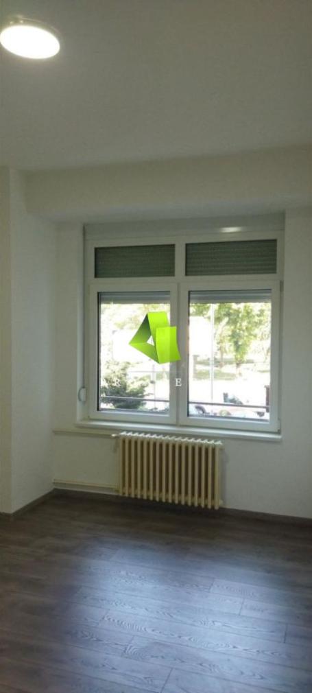 Nenamešten trosoban stan u blizini Pravnog fakulteta ID#8123