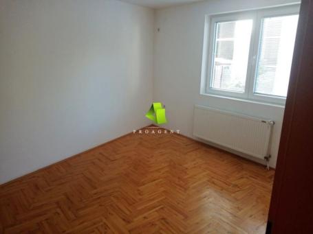 Nenamešten jednoiposoban stan u centru ID#8440