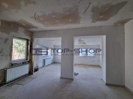 Srebrnjak, Peterosoban dvoetažni stan sa vrtom za renovaciju  154m2
