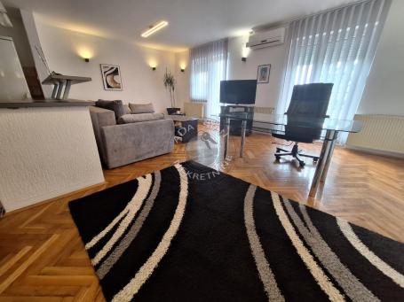 Poslovni prostor sa parkingom i lokalom od 17m2