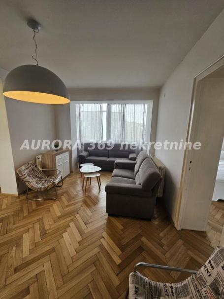 NOVI SAD, STARI GRAD. PRILIKA! NAMEŠTEN STAN U CENTRU SA TERASOM OD 170m2