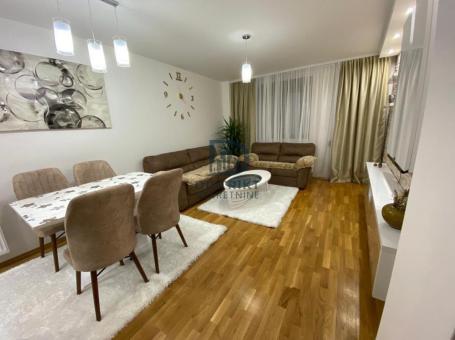 Moderno opremljen trosoban stan u blizini Pravnog i Ekonomskog fakulteta