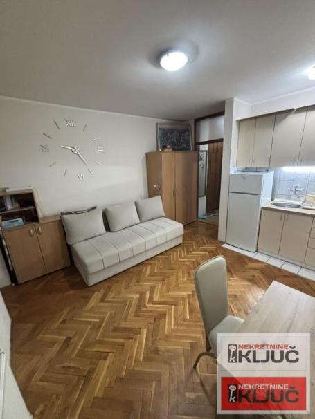 Garsonjera u centru Novog Sada, 25 m², 1. sprat