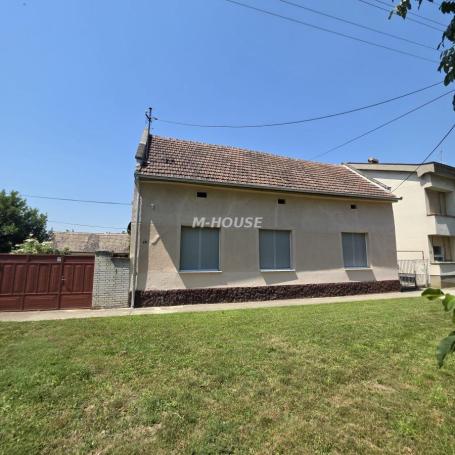 Prizemna kuća u centru Bezdana sa velikim dvorištem!