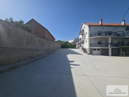 Višenamenski poslovno-stambeni objekat sa garažom i velikim parkingom – Mali Mokri Lug