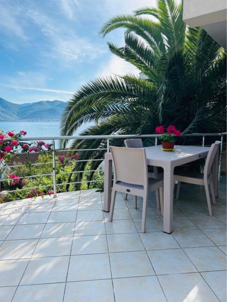 PRODAJE SE KUĆA - Drugi red od mora sa pogled na more - Tivat -Crna Gora