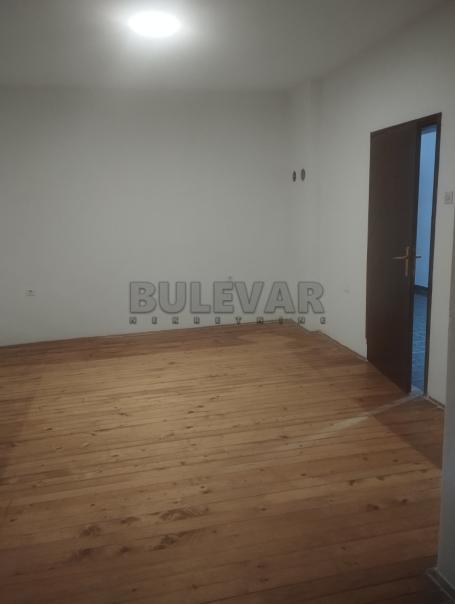 Izdaje se nenamešten stan u prizemlju kuće, 50m2