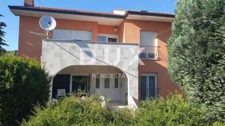 OPATIJA, OKOLICA- Obiteljska kuća s dva stana na parceli od 1800 m2