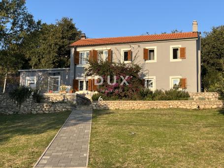 KOSTRENA – neu renoviertes Haus mit Garten und Panoramablick aufs Meer