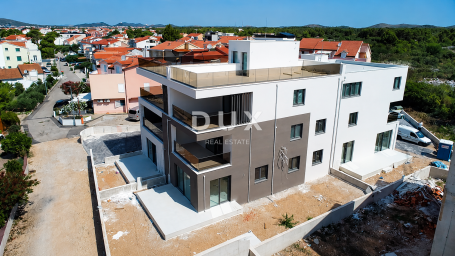 VODICE, SRIMA – Stan s 2 spavaće sobe, 70 m od plaže, lift