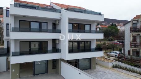 CRIKVENICA, DRAMALJ - Dvoetažni apartman sa bazenomna 300 metara od mora!
