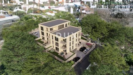 RIJEKA, KRIMEJA - Intimni 3S+DB, 100m2 okućnice, pogledom, dva garažna i jednim vanjskim parkirnim m