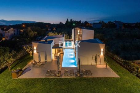 ISTRA, POREČ - Dizajnerska vila s bazenom i pogledom na more