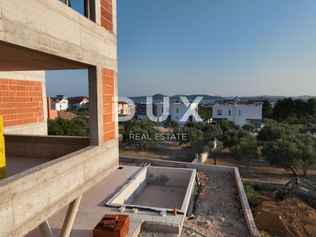 ŠIBENIK, VODICE – Stan na katu s pogledom na more i terasom za trenutke koje ne želite zaboraviti