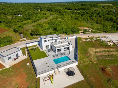 ISTRA, SVETVINČENAT - Moderna vila s bazenom, ljetnom kuhinjom i velikom okućnicom