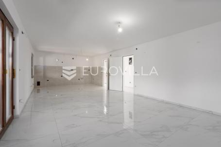 Istra, Poreč okolica, Moderan stan na prvom katu s velikim vrtom i prostranom terasom