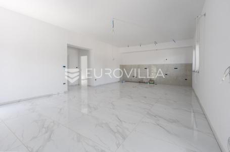 Istra, Poreč okolica, Moderan stan u prizemlju s velikim vrtom