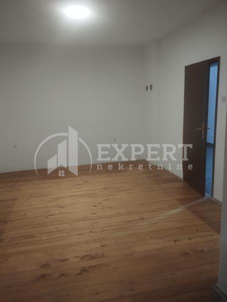 Izdaje se nenamešten stan u prizemlju kuće, 50m2