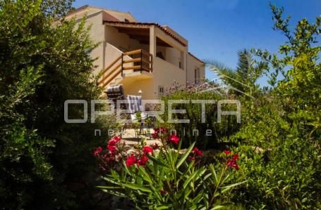 Mediteranska kuća s dva odvojena stana i panoramskim pogledom – Rukavac, otok Vi