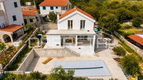 Moderna vila s bazenom na mirnoj lokaciji uz more
