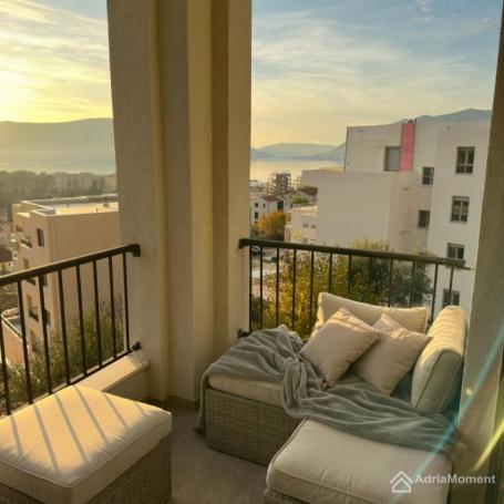 Luksuzni apartman u Tivtu s panoramskim pogledom na more