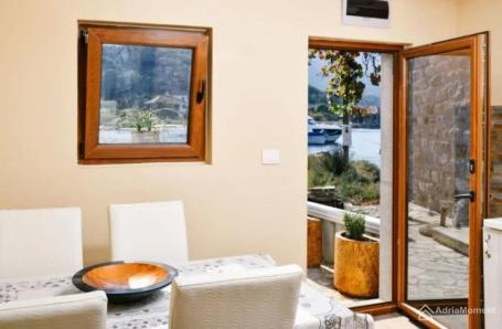 1. linija — Renovirana kamena kuća na Lustici