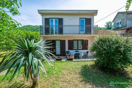 Kuća sa vrtom u Luštici – 250 metara od mora